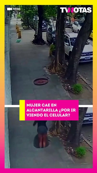Por andar viendo el chisme! Mujer cae a una alcantarilla y vive el peor "tragame tierra" de su vida