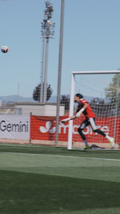 El zapatazo impresionante de Grimaldo en el entrenamiento de la selección española
