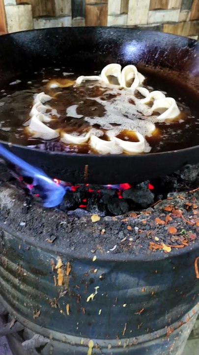 Dhaba पर बन रही लौंगलता मिठाई | खोया भरकर बनाने का पूरा प्रोसेस