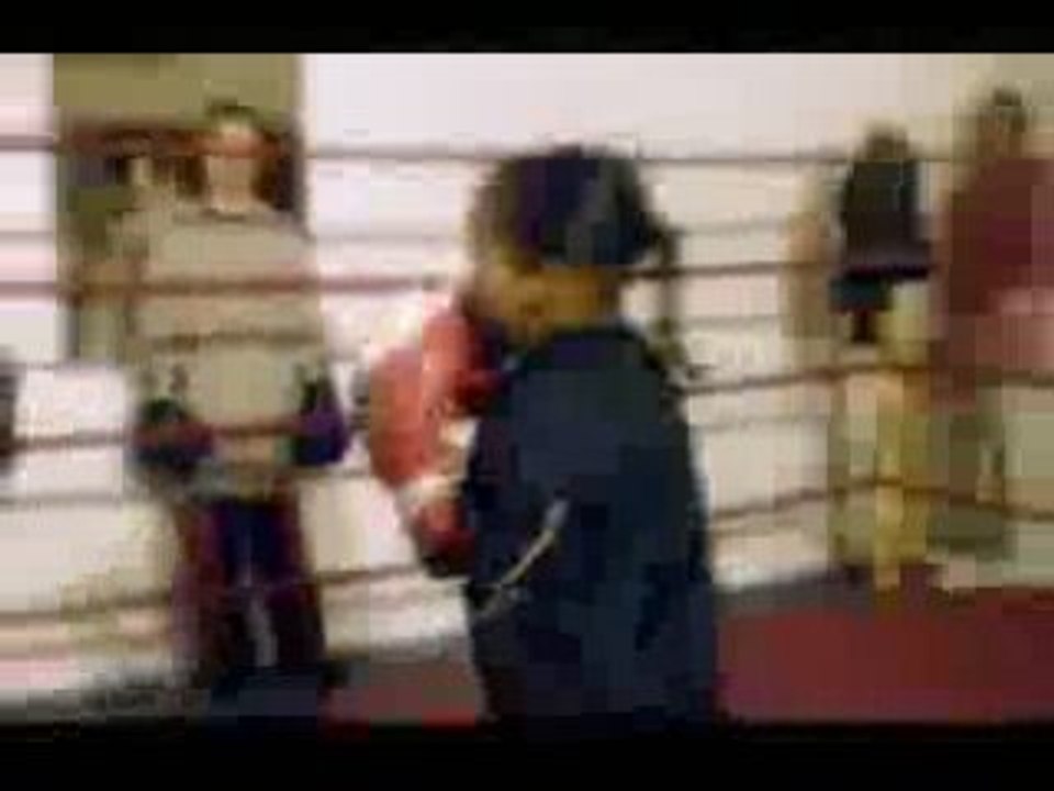 Boxeur de 5 ans qui prend la lecon.