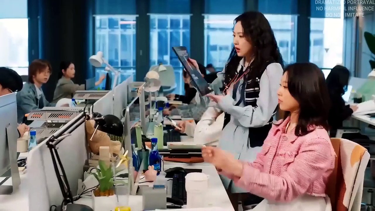 👉👉A rural girl fixes her bike by the road, and the CEO falls for her and drives her to work! [Full Movie]