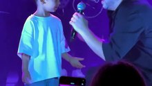 Πιο cute δεν γίνεται! Ο 4χρονος γιος του Νίκου Απέργη ανέβηκε στη σκηνή μαζί του & τραγούδησε Akyla