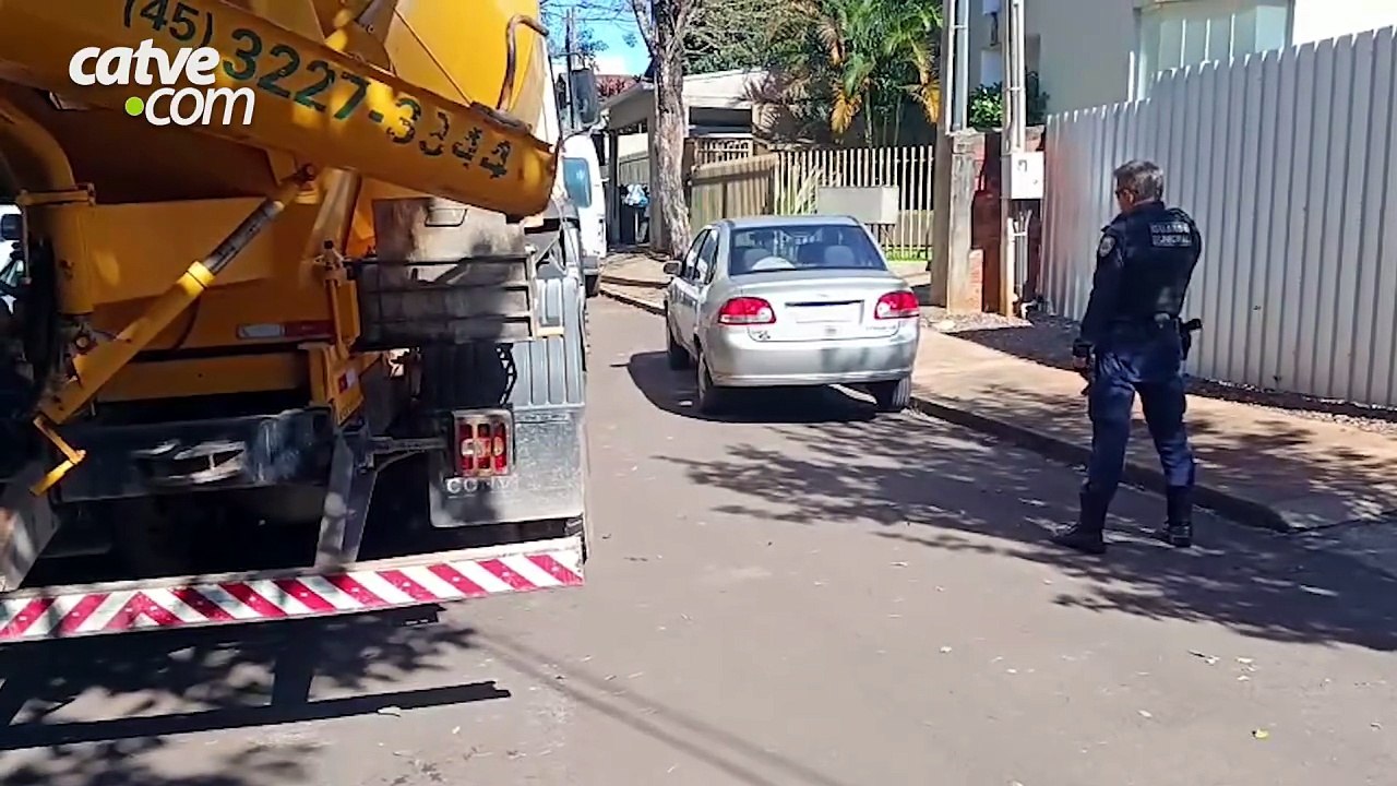 Caminhão betoneira atinge carro estacionado durante manobra em Toledo