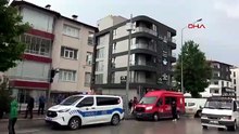 Parçalar etrafa savruldu! Yıldırım apartmanın çatısına düştü