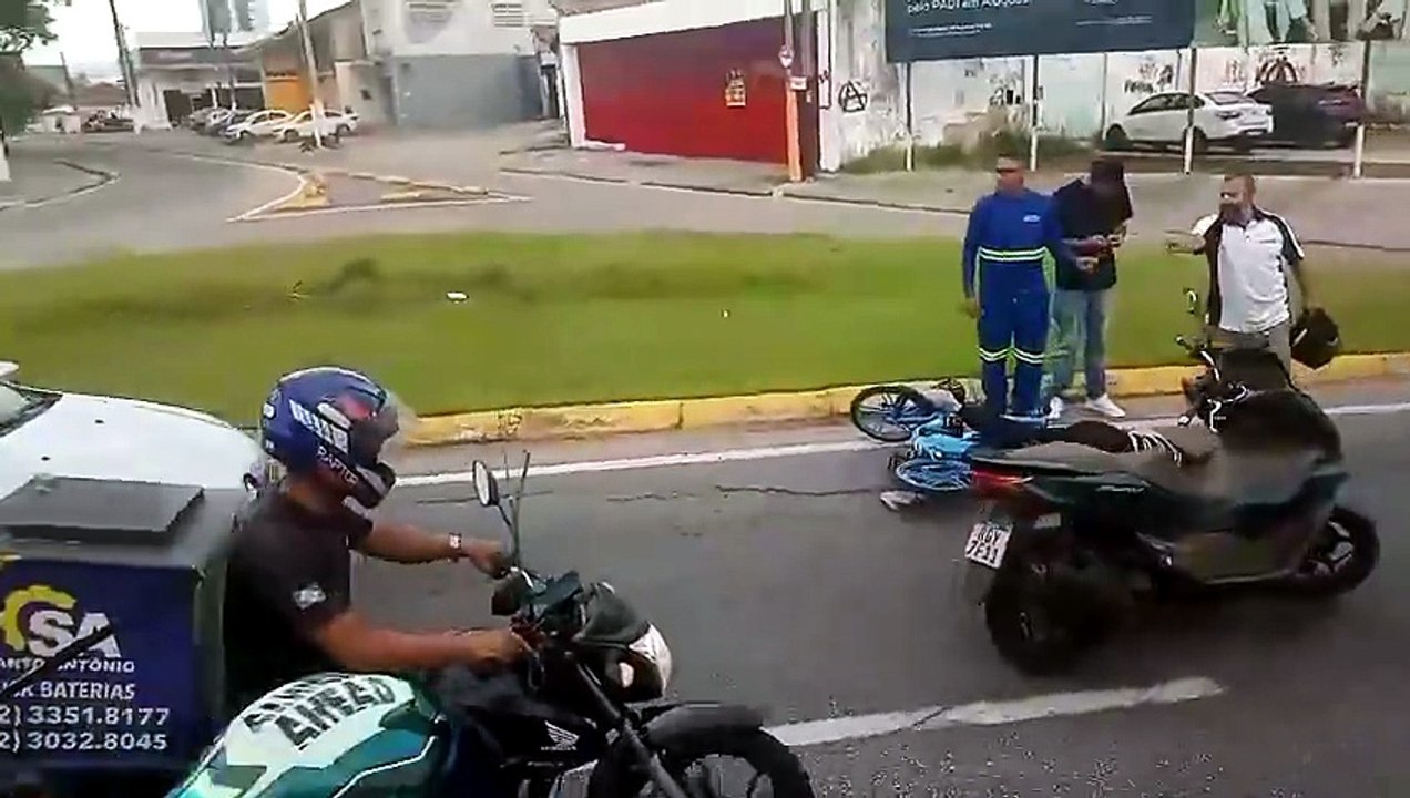 Jovem de 22 anos fica ferida após colidir bicicleta elétrica com carro estacionado no Farol