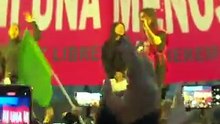 Cazzu y Thelma Fardin estuvieron en la marcha Ni Una Menos en la Ciudad de Buenos Aires.