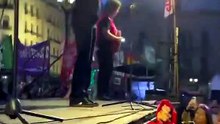 Cazzu comenzó la lectura del documento del colectivo Ni una menos en una nueva marcha del 3J