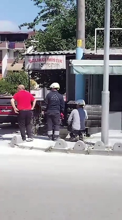 ​İzmit Yeşilova'da trafoda patlama sesleri! Esnaf dükkanından fırlayıp yangın tüpüne sarıldı