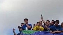 Governador Tarcísio de Freitas canta louvor em trio elétrico