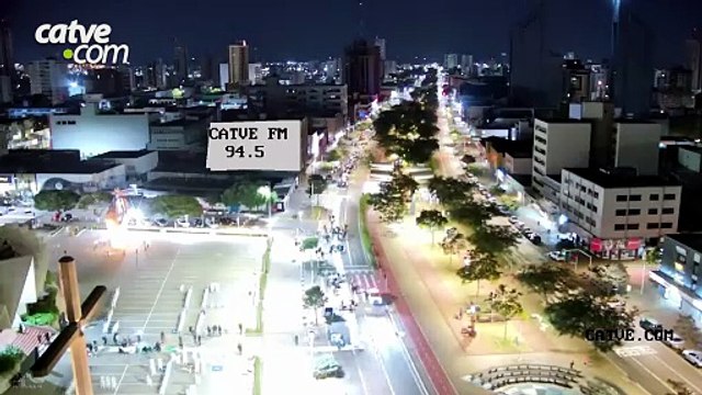 Imagem da Catve mostra os tapetes de Corpus Christi ganhando forma e milhares de fiéis reunidos