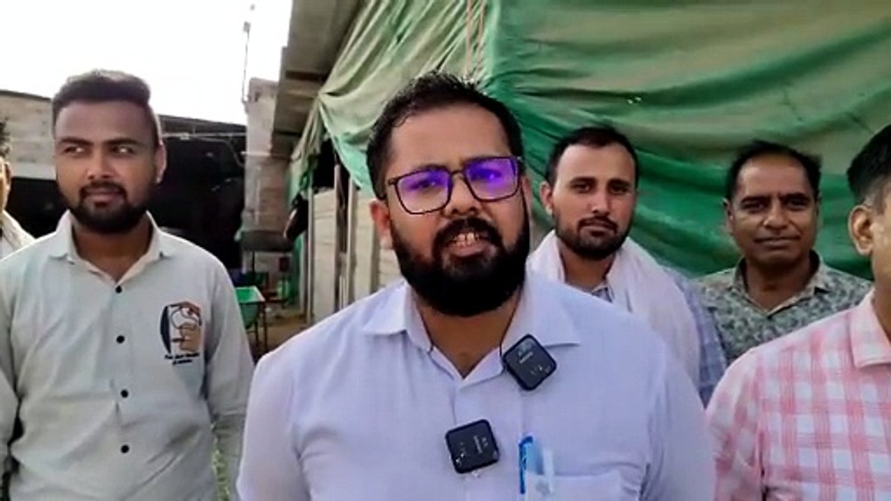 प्रतापगढ़ जिले में तस्कर उस्मान खान के फार्म हाउस पर हुई कार्रवाई को लेकर जानकारी देते तहसीलदार नितिन मेरावत