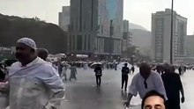 Mekkenin havasının şakası yoktur. bir bakarsınız yağmurdan yürüyemezsiniz bir bakarsınız güneşt