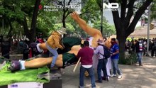 Mexiko-Stadt: Demonstrierende stürzen Statuen von WM-Spielern