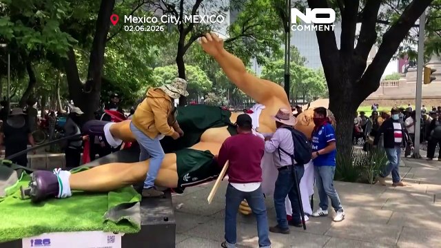 Città del Messico, proteste: abbattute le statue dei calciatori dei Mondiali di calcio