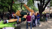 إسقاط تماثيل لاعبي كأس العالم خلال احتجاج في مكسيكو سيتي