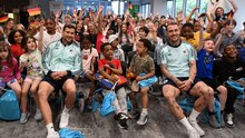 "Kannst du auf meinem Finger unterschreiben?" Goretzka und Raum auf Schulbesuch