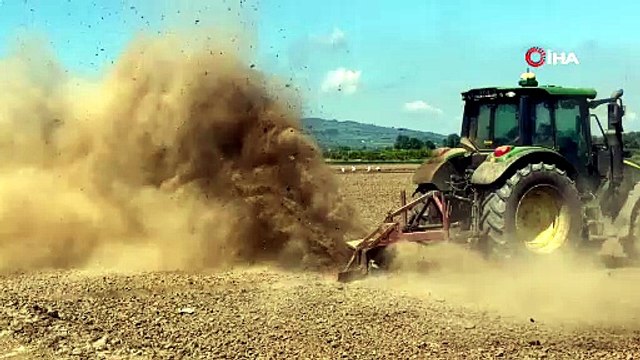 Çiftçilerin zorlu mesaisi! Toz bulutları ovayı kapladı