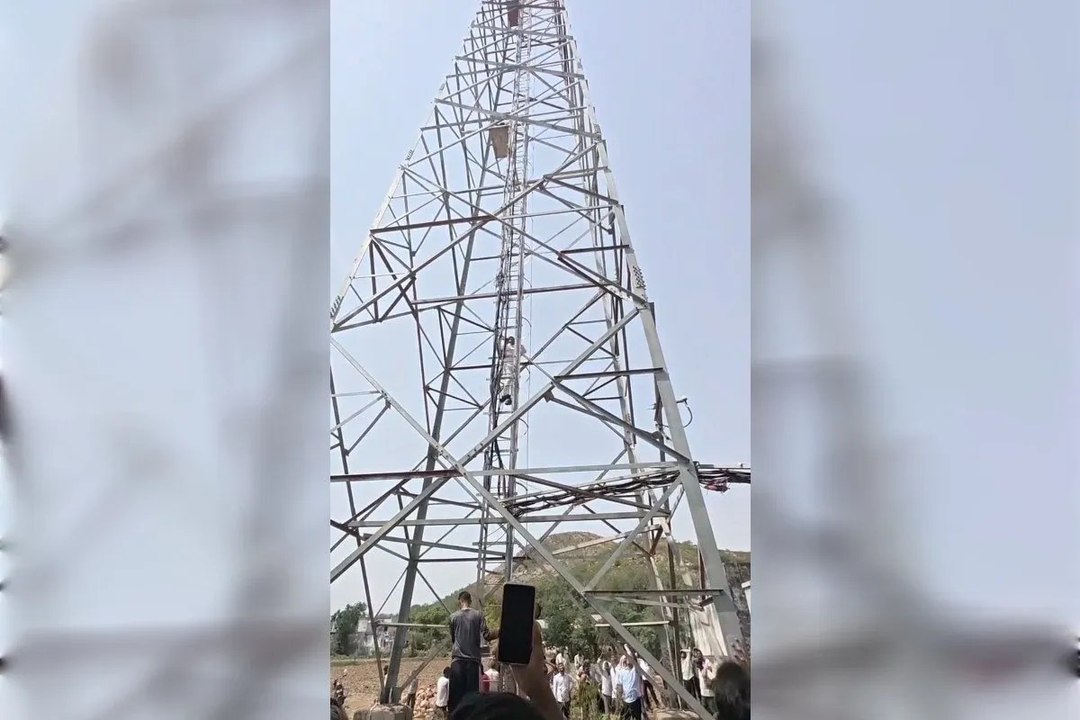 मोबाइल टावर पर चढ़ा युवक