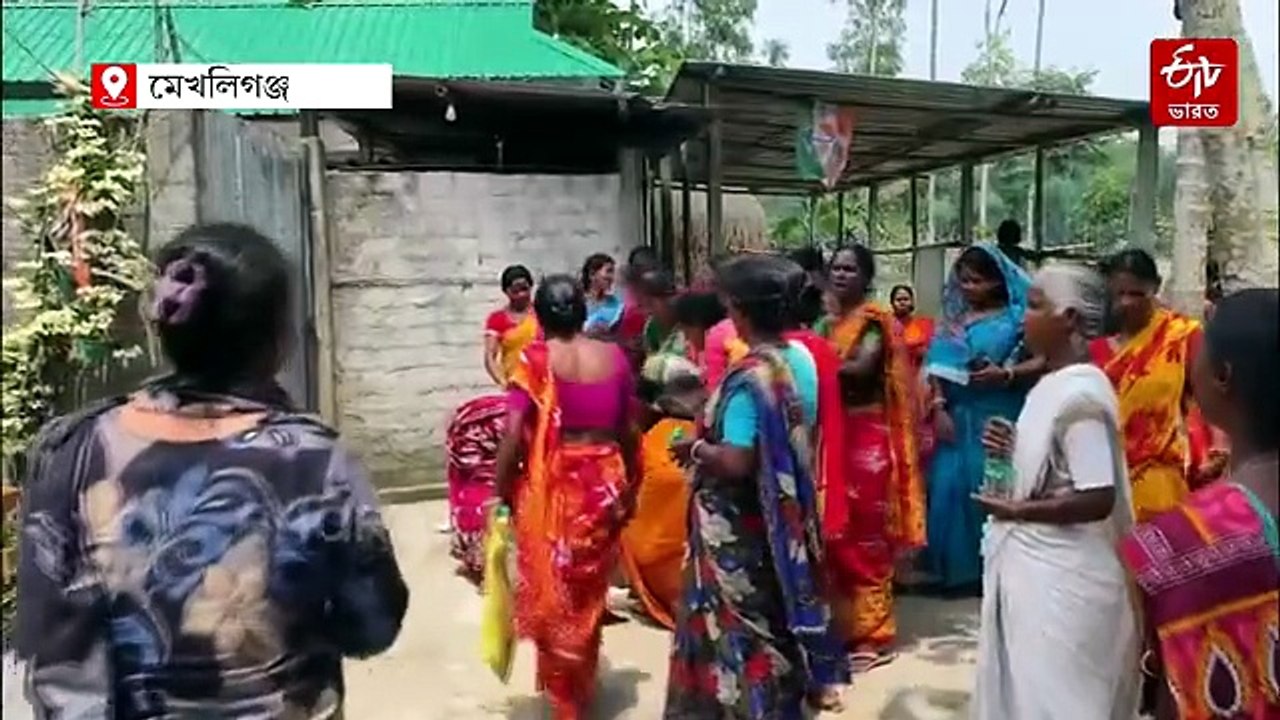 পরিষেবা না-মেলায়, তৃণমূল প্রধানের বাড়ি লক্ষ্য করে ছোড়া হল ডিম-জলের বোতল