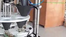 Necesito una línea de producción para envasar pepinillos encurtidos, que incluya una máquina combinada de pesaje y llenado, y una máquina de llenado de salsa. Por favor, recomiéndenme un fabricante que suministre este equipo.