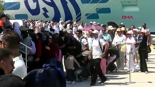Antalya Limanı'nın dev misafiri... Bugüne kadar böylesi görülmedi!
