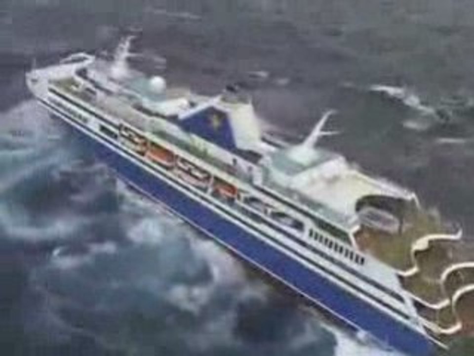 Un bateau dans une tempte