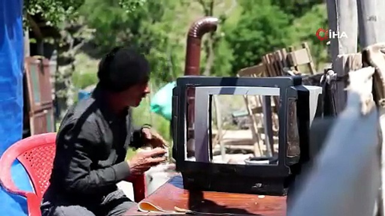 İnşaatı bıraktı, çoban oldu; eski televizyon kasasıyla şöhreti yakaladı