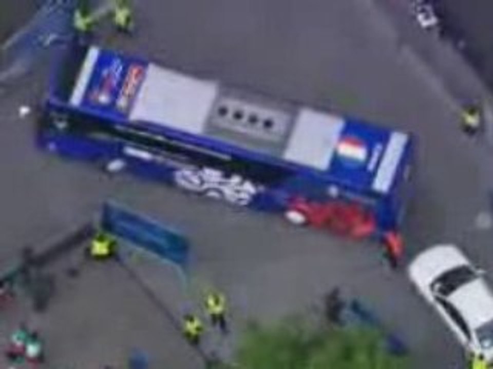 Le bus de l'Equipe de France arrivant pour son quart