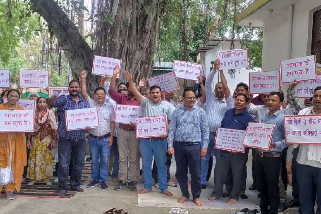 स्वास्थ्य कर्मचारी अनिश्चितकालीन हड़ताल पर