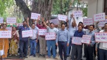 स्वास्थ्य कर्मचारी अनिश्चितकालीन हड़ताल पर