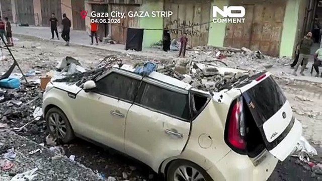 Gazze'de sakinler, İsrail'in gece saldırısının yol açtığı yıkımı inceledi