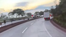Carreta tomba e interdita a BR-381 em Itatiaiuçu