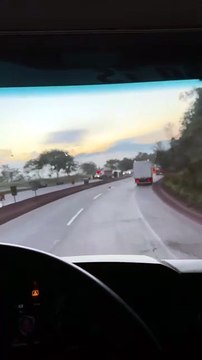 Carreta tomba e interdita a BR-381 em Itatiaiuçu