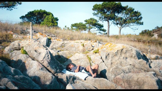 Una ragazza cerca i genitori, nel mare dei ricordi . Una clip dal film Romerìa , di Carla Simón