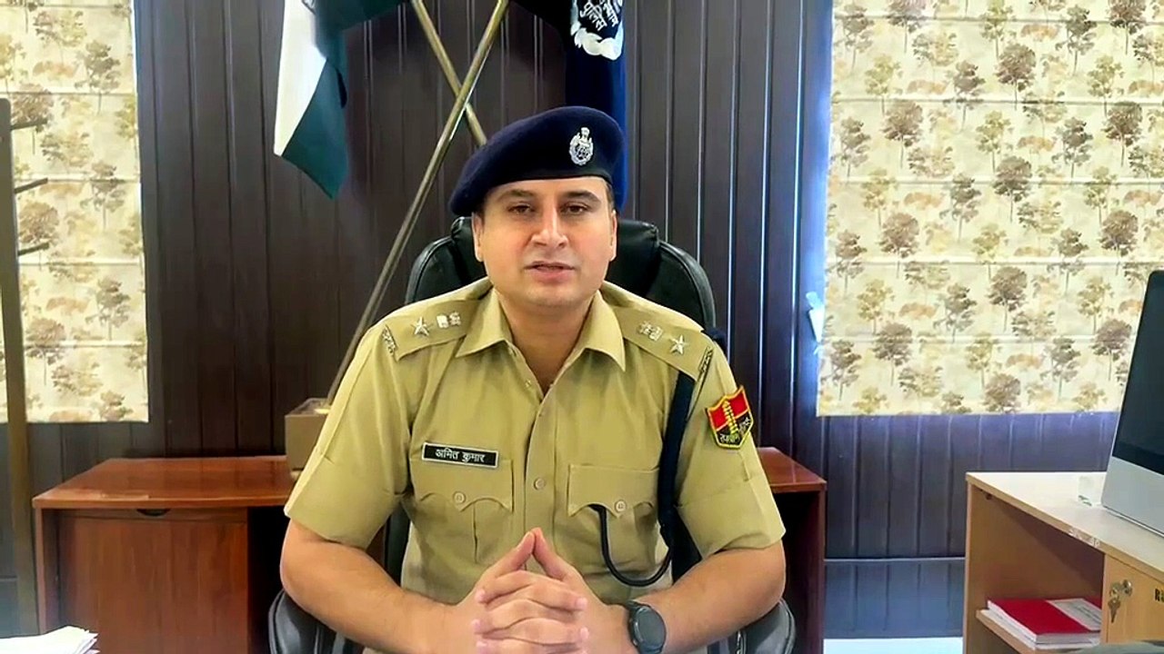 झालावाड़ में शिक्ष की गिरफ्तारी को लेकर जानकारी देते जिला पुलिस अधीक्षक अमित कुमार