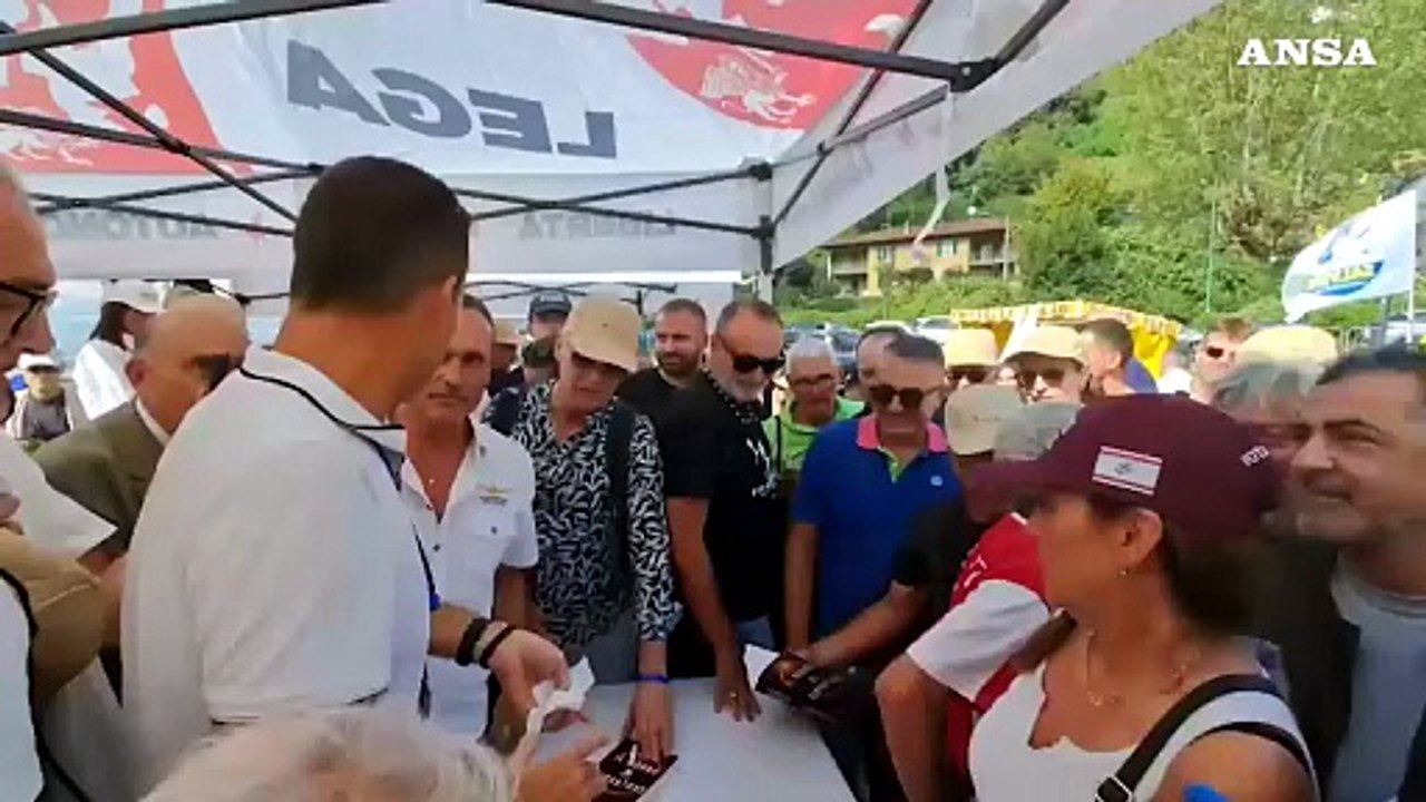 Pontida, Vannacci firma copie del suo libro "Il Mondo al contrario"