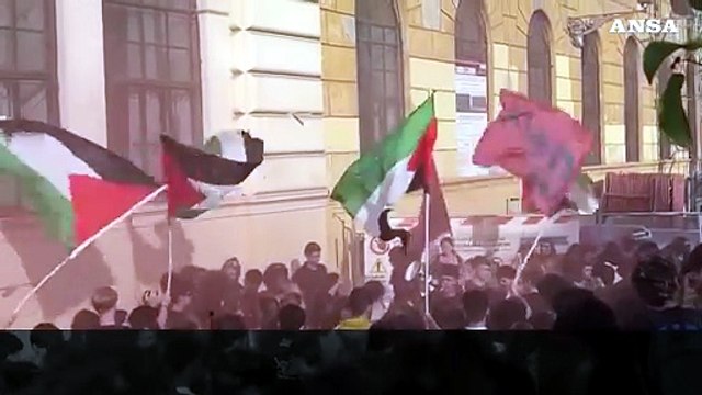Blocchiamo tutto, la protesta a Roma degli studenti del Cavour