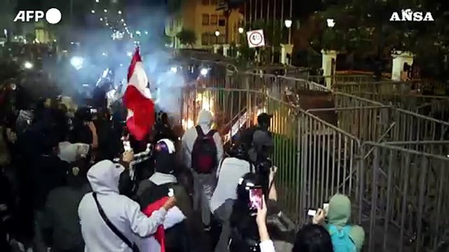 Peru', migliaia in piazza contro il governo: scontri a Lima