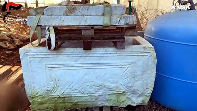 Cuneo, sequestrati un sarcofago e monete di eta' romana imperiale