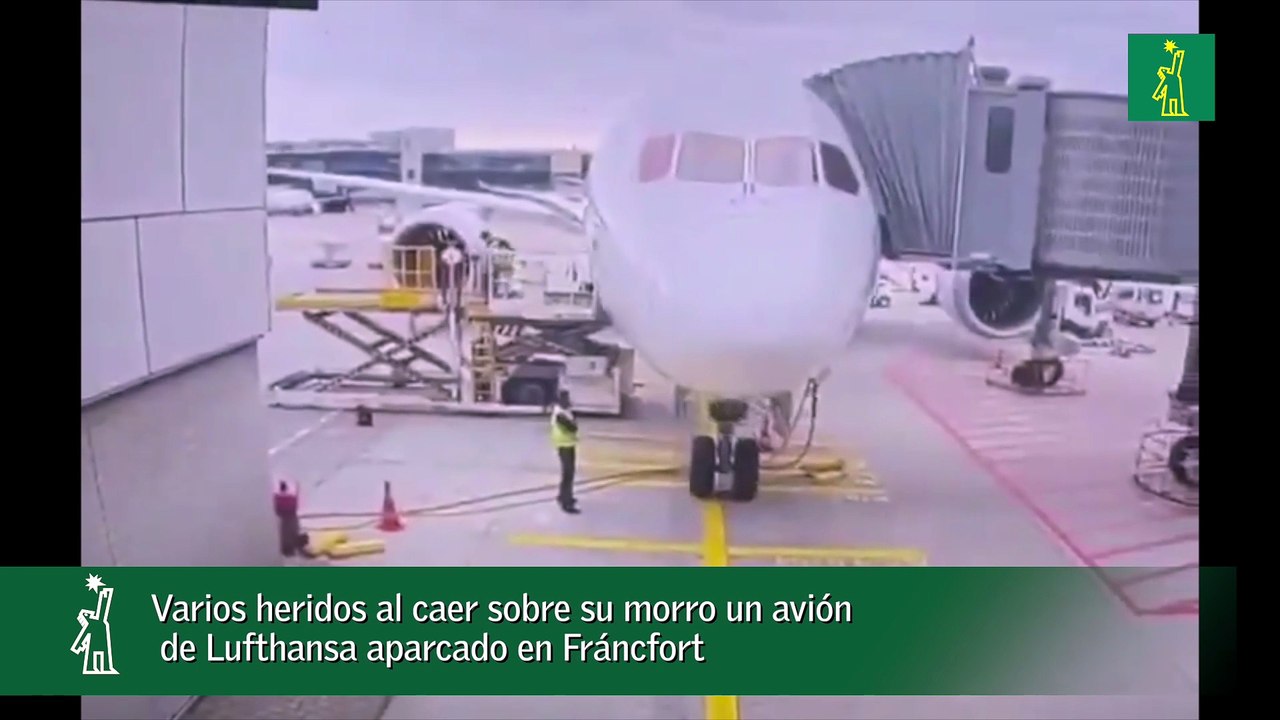 Varios heridos al caer sobre su morro un avión de Lufthansa aparcado en Fráncfort