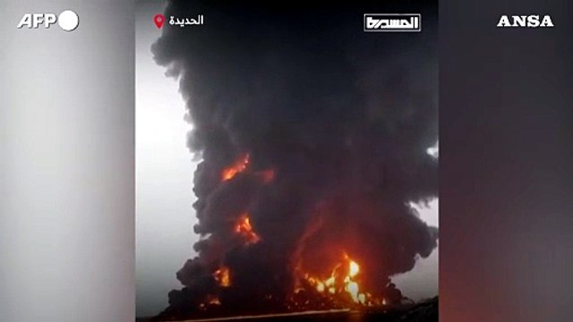Yemen, raid ed esplosioni ad Hodeida: la tv degli Houthi mostra gli incendi