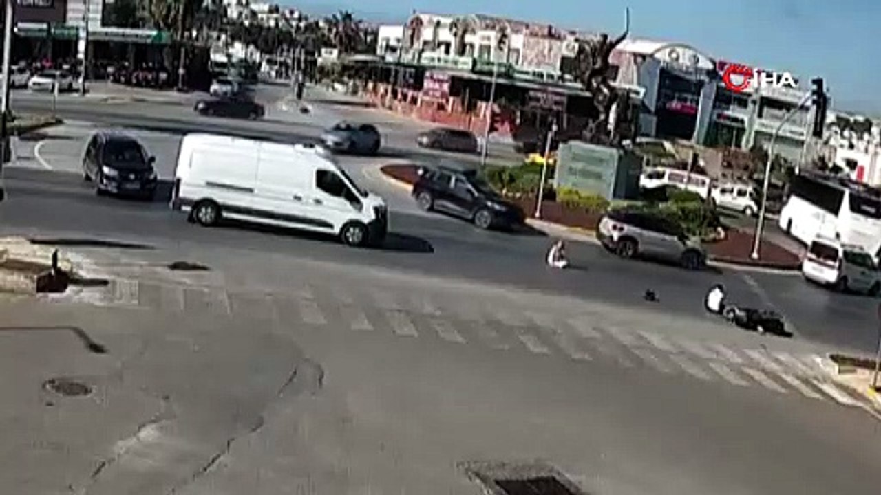 Muğla\'da kaza kamerada: \"Motosiklet savruldu, 2 kişi yaralandı\"