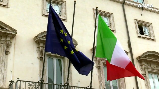 Roma, Costa arriva a piedi a palazzo Chigi per l'incontro con Meloni
