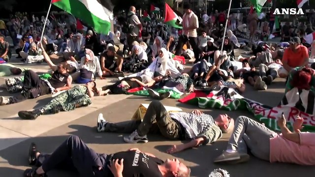 Medio Oriente, flash mob al 40mo corteo pro Palestina di Milano