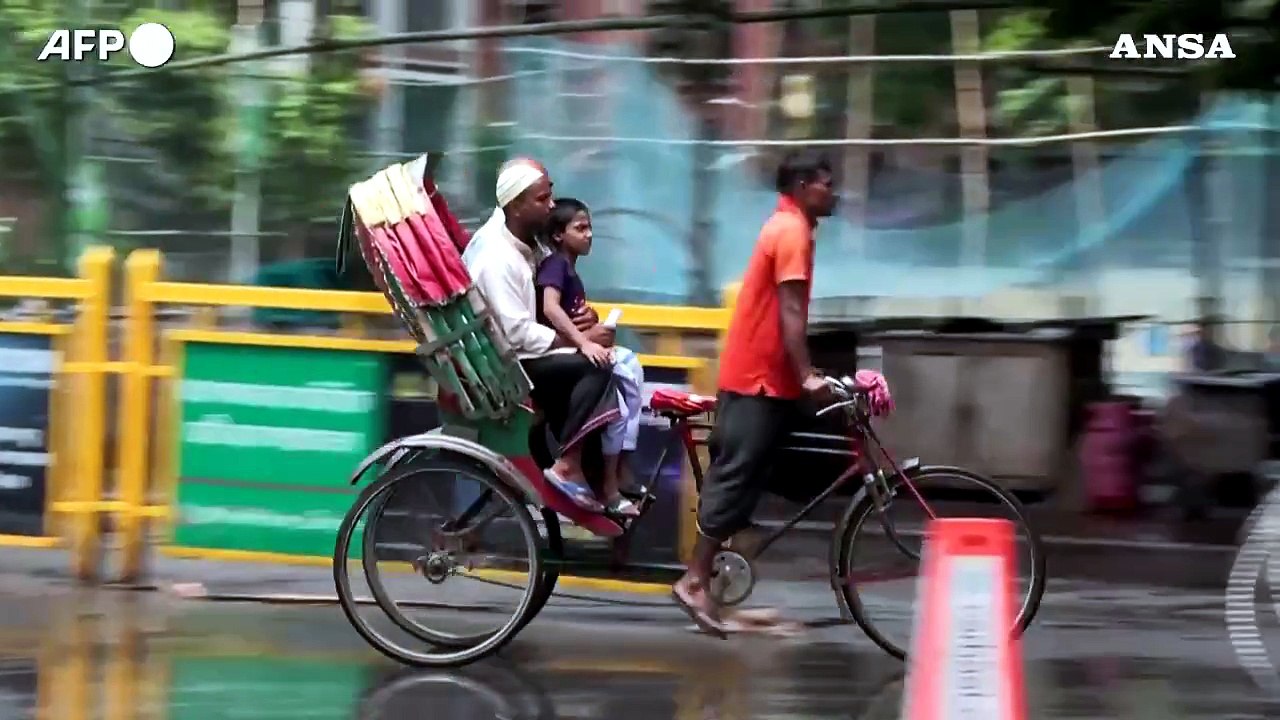 Bangladesh, soldati nelle strade di Dacca dopo le proteste e gli scontri