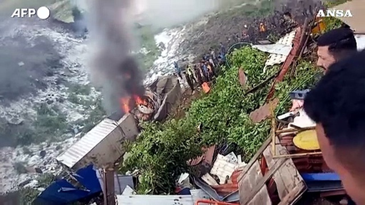 Aereo si schianta in Nepal: 18 morti, salvo solo il pilota