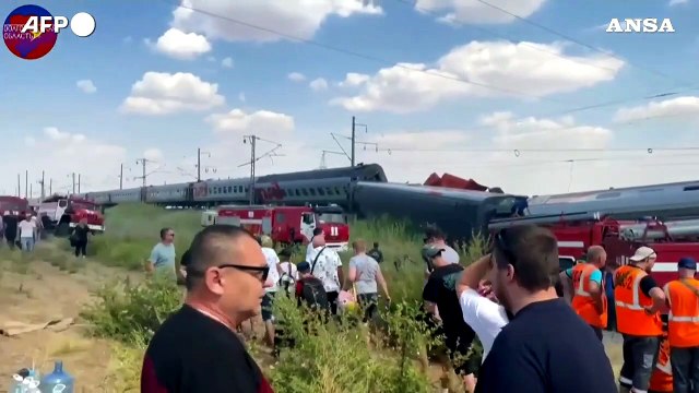 Treno deraglia in Russia: si contano oltre 100 feriti