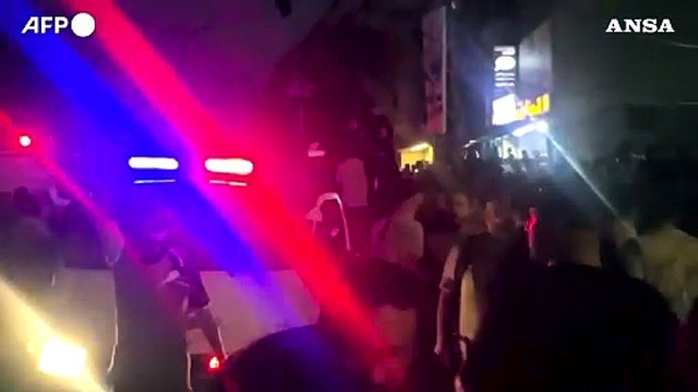 Raid israeliano a Beirut, libanesi si accalcano sul luogo dell'attacco