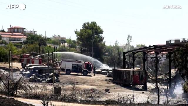 Incendi in Grecia, vigili del fuoco impegnati in un sobborgo di Atene