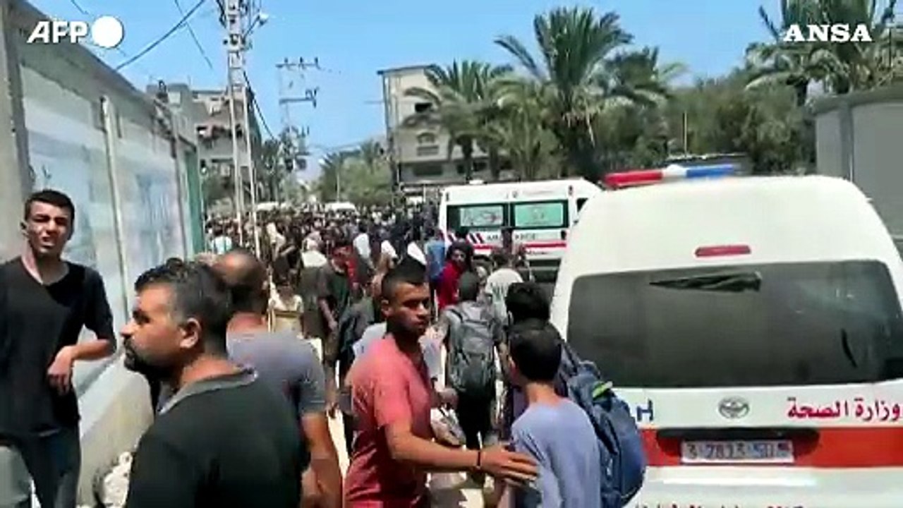 Gaza, la scuola a Deir el-Balah colpita ieri da un raid israeliano